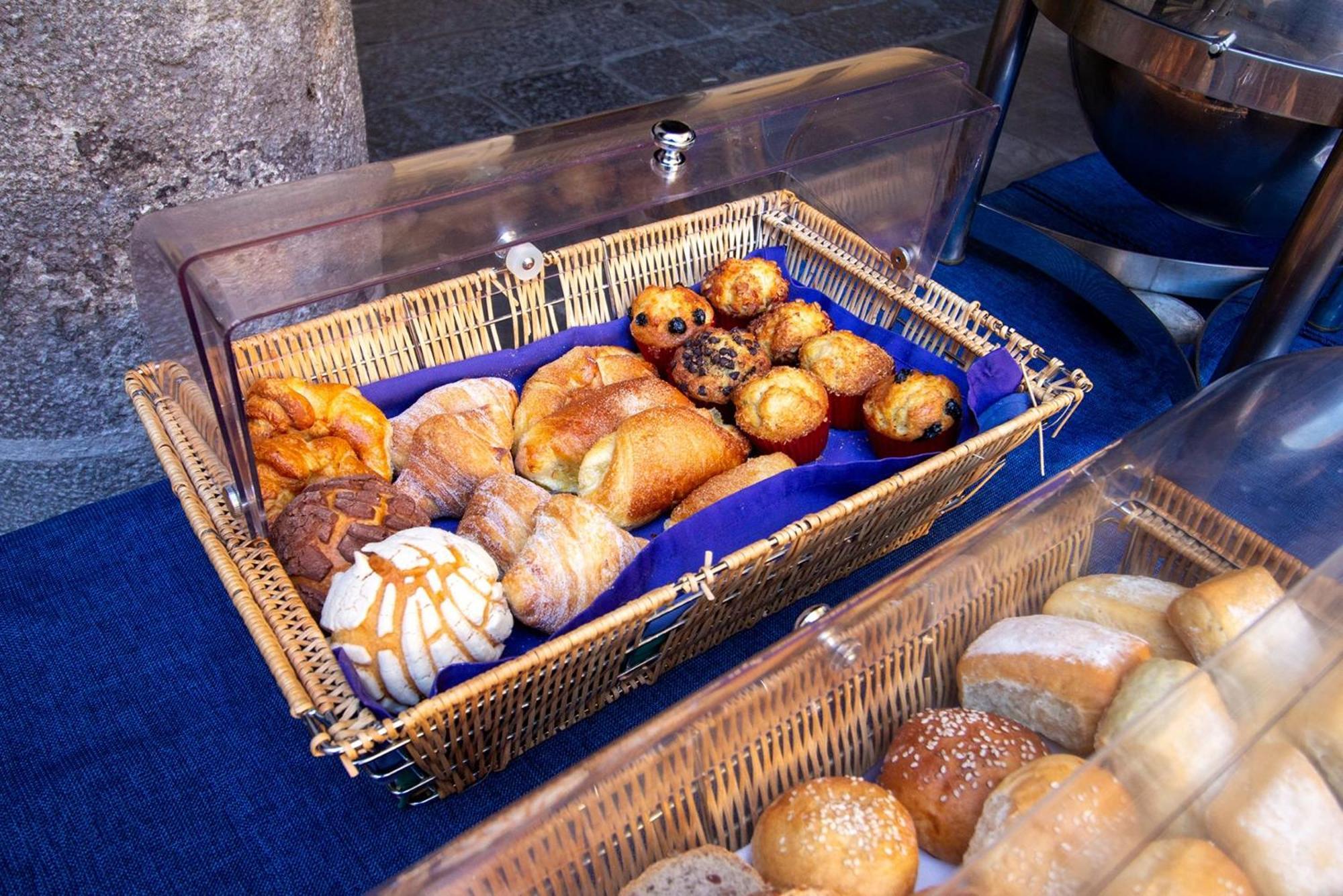 Hotel Quinta Real Puebla de Zaragoza Esterno foto A selection of pastries